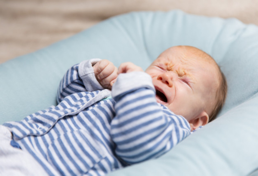 bayi memasukkan tangan ke mulut