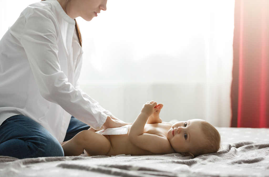 cara mengganti popok bayi