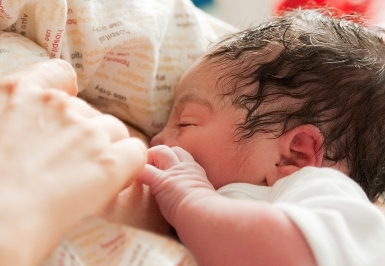 cara menyusui bayi baru lahir yang benar