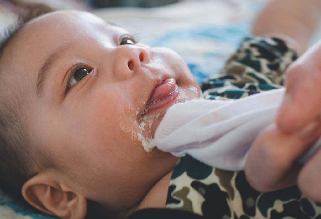 Bayi Muntah Banyak Setelah Minum ASI 