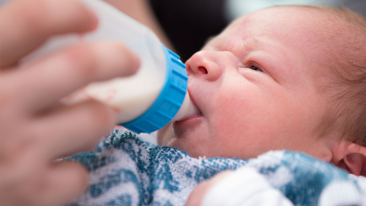 Penyebab Bayi Muntah Setelah Minum Susu Formula 