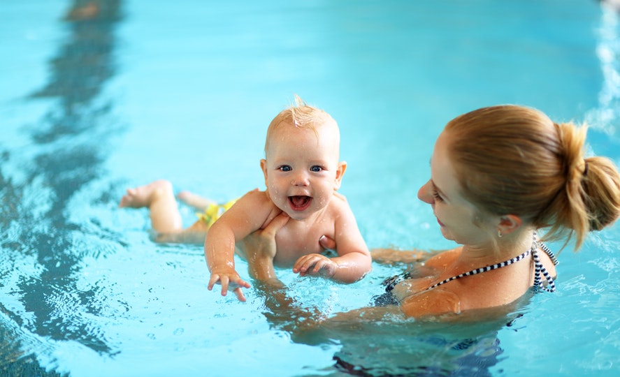 Tips melatih bayi berenang