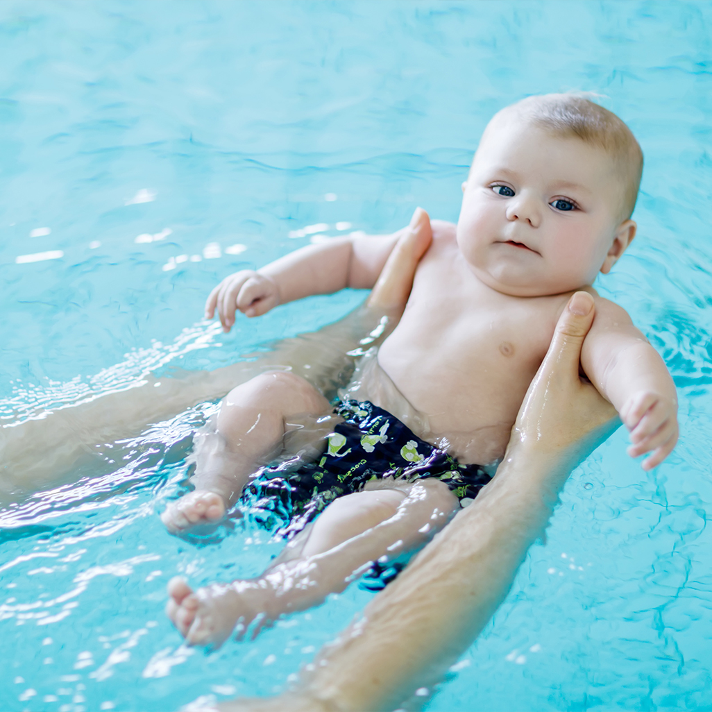 tips melatih bayi berenang