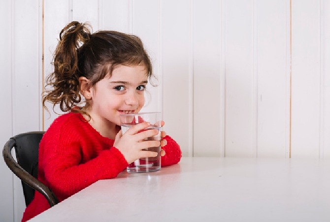 3 Manfaat Balita Minum dari Gelas. Ajarkan Yuk, Moms!