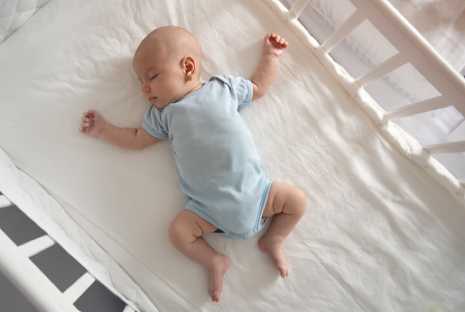 4 Tips Memilih Tempat Tidur Bayi yang Aman dan Nyaman