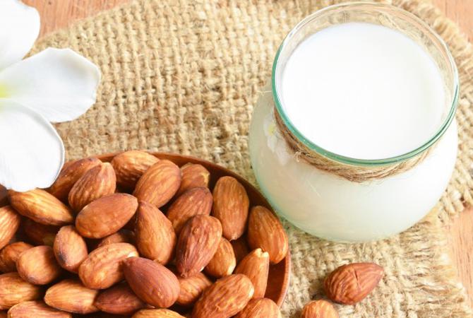 ASI Tidak Lancar? Minum Susu Almond Moms!