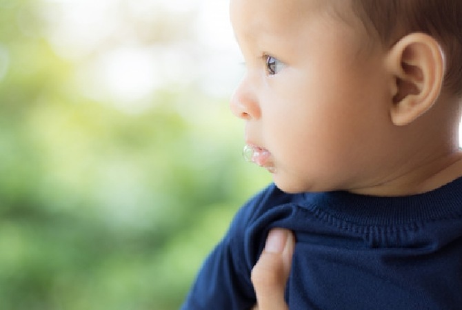 Bayi Sering Mengeluarkan Air Liur. Normalkah?