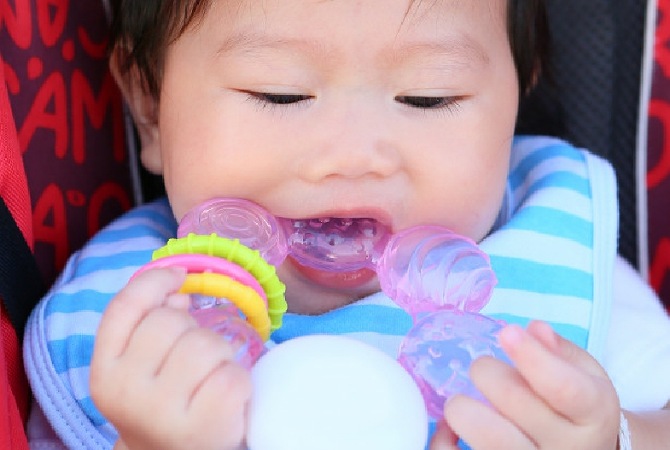 Bayi Tumbuh Gigi. Lakukan Hal Ini Moms!