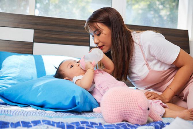 Bonding dengan si Kecil Meski Menyusu dari Botol, Begini Caranya