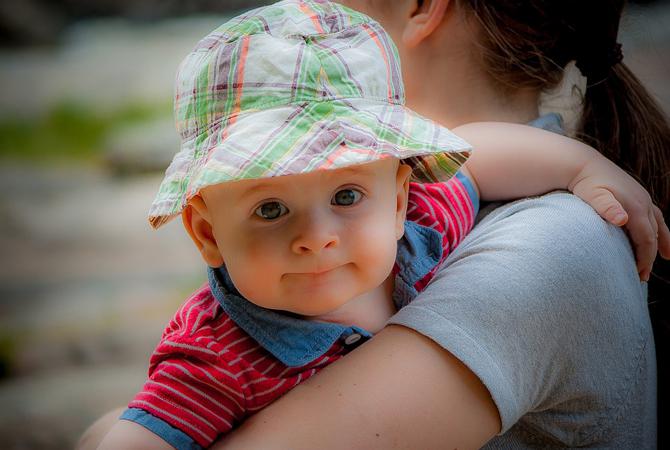 Cara Membuat Bayi Tersenyum saat Difoto