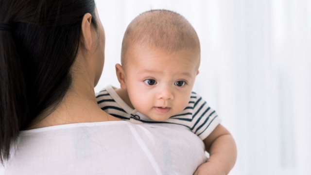 Cara Mengatasi Bayi Takut kepada Orang Asing