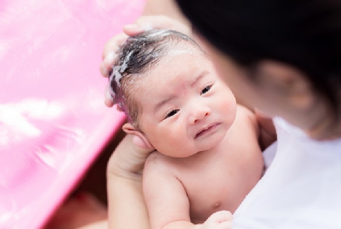 Cara Mengatasi Kerontokan Rambut pada Bayi