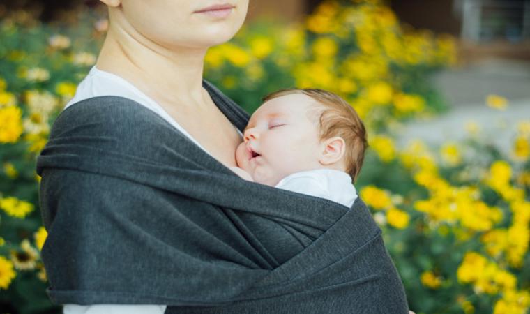 Ini Posisi Gendongan Bayi yang Salah, Bisa Berakibat Fatal