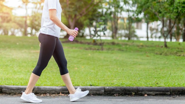 Jalan Kaki Bisa Bikin Kurus Pasca Melahirkan? Ini Triknya!