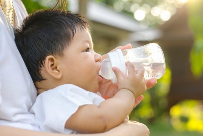 Kapan Bayi Boleh Mulai Minum Air Putih?