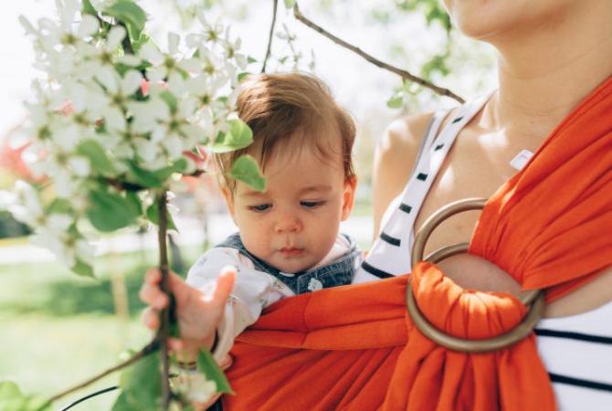 Keuntungan Memakai Gendongan Bayi Sling, Cocok untuk Ibu Baru!