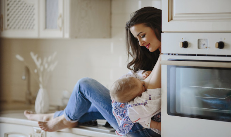 Manfaat ASI Eksklusif untuk Tubuh Moms dan Bayi