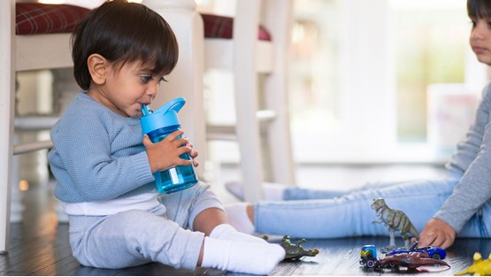 Manfaat Mengajarkan Anak Selalu Membawa Botol Minum Sendiri