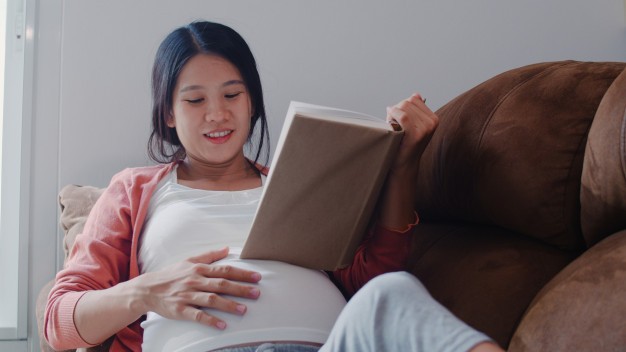 Membaca Buku Saat Hamil Tingkatkan Kecerdasan Anak