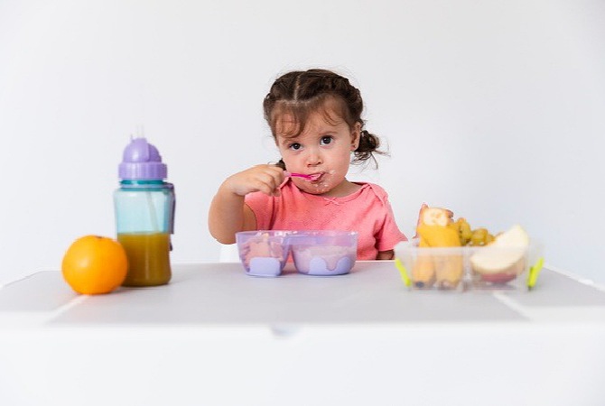 Moms, Begini Cara Melatih Anak Makan Sendiri