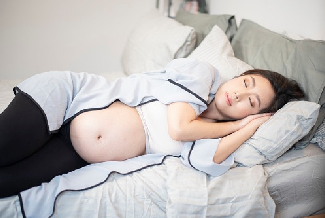 Moms, Begini Posisi Tidur yang Baik saat Hamil Trimester Ketiga