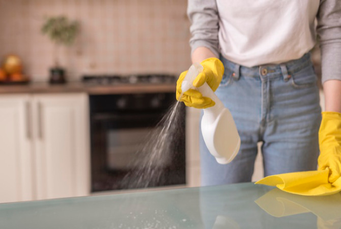 Moms, Yuk Mengenal Kandungan HCIO dalam Disinfectant Spray