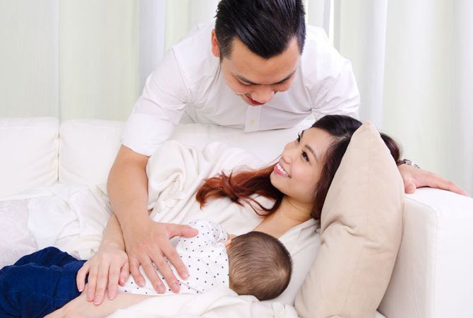 Supaya Moms Lancar Menyusui, Lakukan ini Dads!