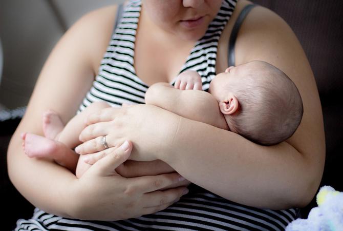 Tidak Boleh Menggendong Bayi Terlalu Sering? Apakah Benar?