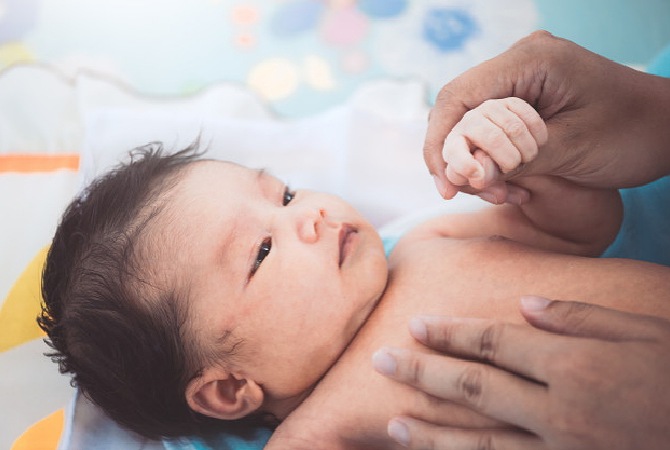 Tips Merawat Kulit Bayi yang Sensitif