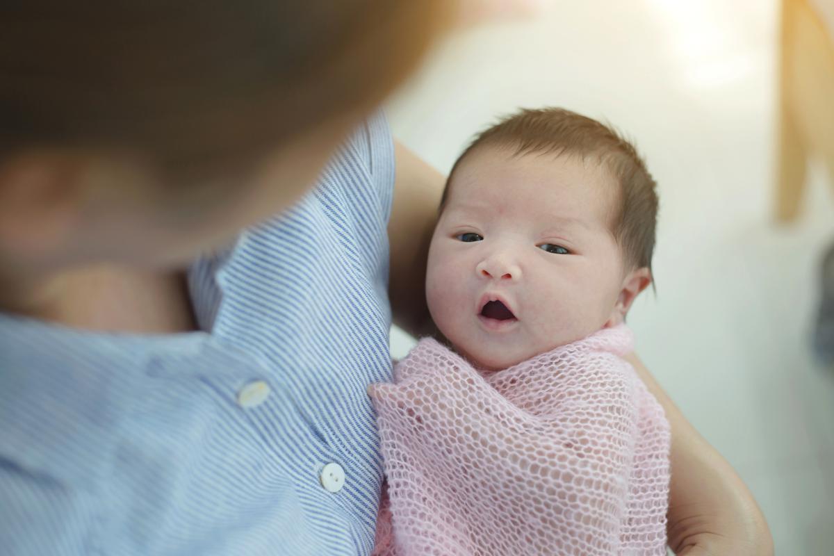 Moms, Ini Penyebab dan Cara Jitu Mengatasi Bayi Cegukan