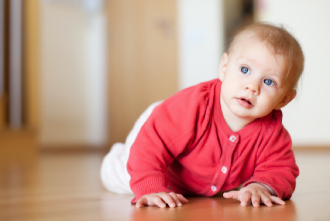 Tak Perlu Panik! Umur Berapa Sebenarnya Bayi Bisa Merangkak?