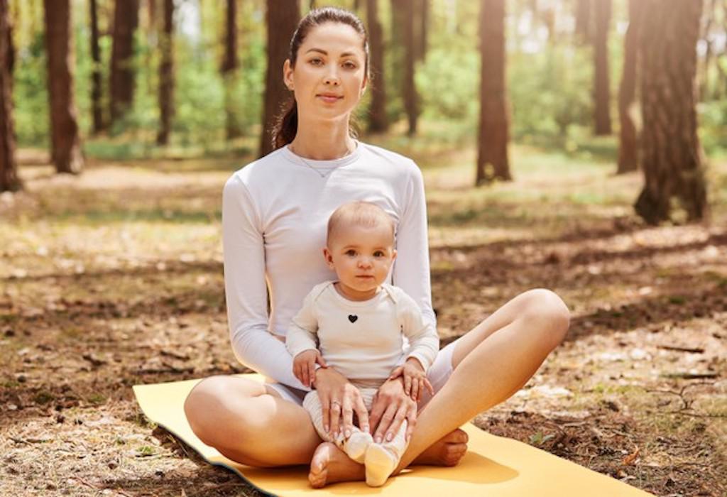 3 Tips Melatih Bayi Duduk yang Mudah Dilakukan di Rumah