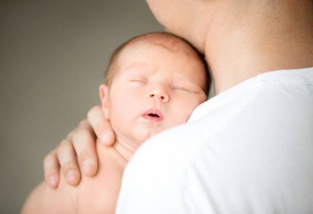 Sendawa pada Bayi, Penting Dilakukan dengan Cara yang Tepat!