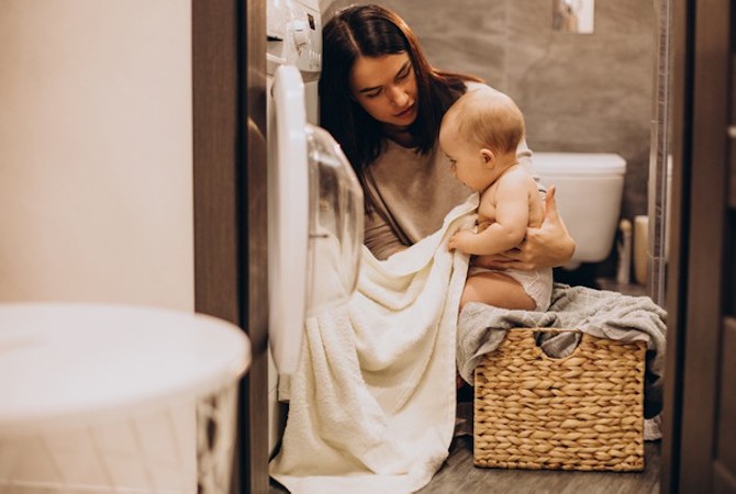 Agar Tak Kemerahan, Usap Pipi Bayi dengan Handuk Berbahan Lembut