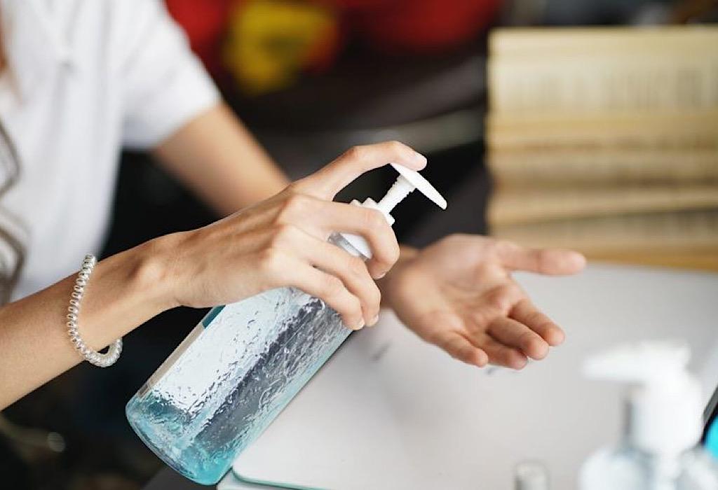 Aman di Tengah Pandemi, Ini Manfaat Hand Sanitizer yang Perlu Moms Ketahui