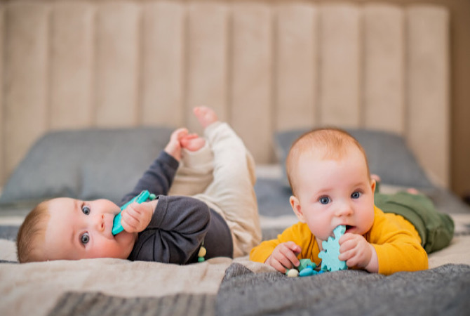 Tanda Bayi Sedang Tumbuh Gigi, Perhatikan Yuk Moms!