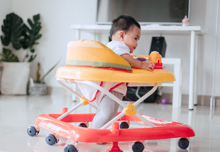 Ketahui Bahaya Baby Walker untuk Bayi