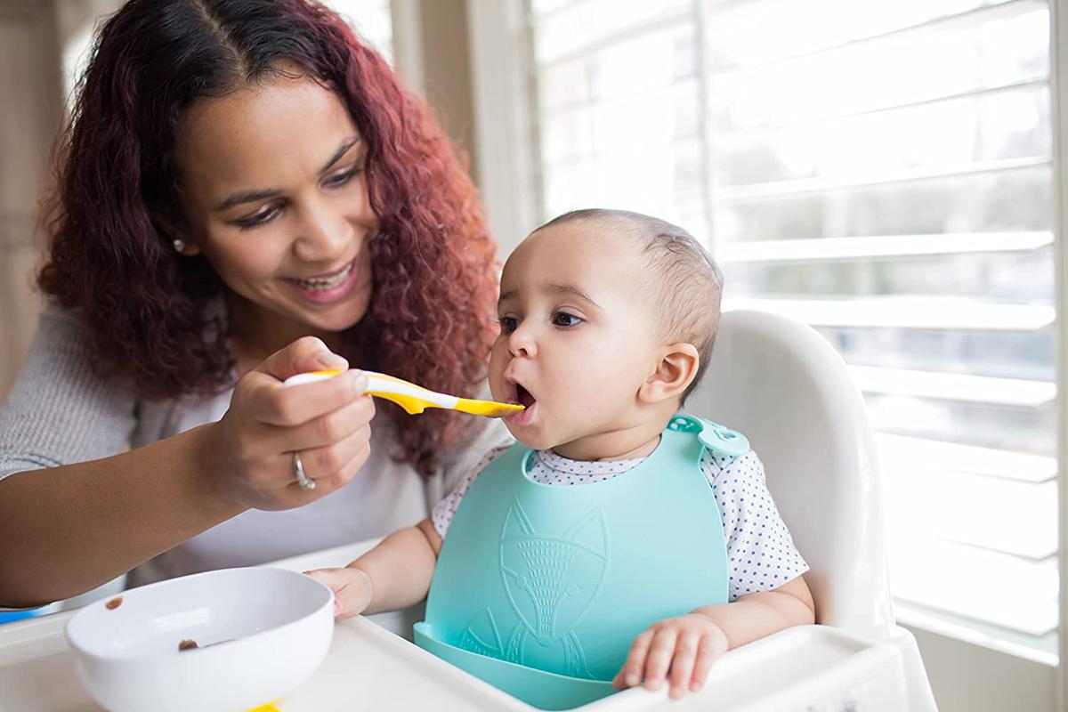 5 Rekomendasi Celemek Bayi yang Aman Digunakan Saat Si Kecil mulai MPASI