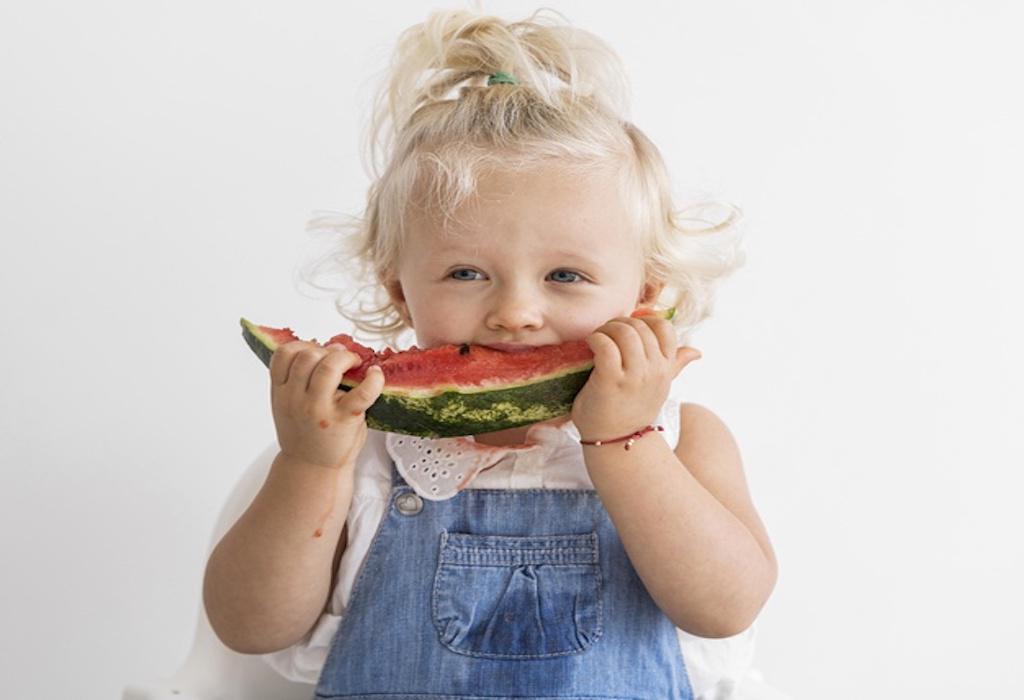 Buah-buahan yang Bisa Dimakan Bersama Kulitnya Ampuh Cegah Bayi Sembelit