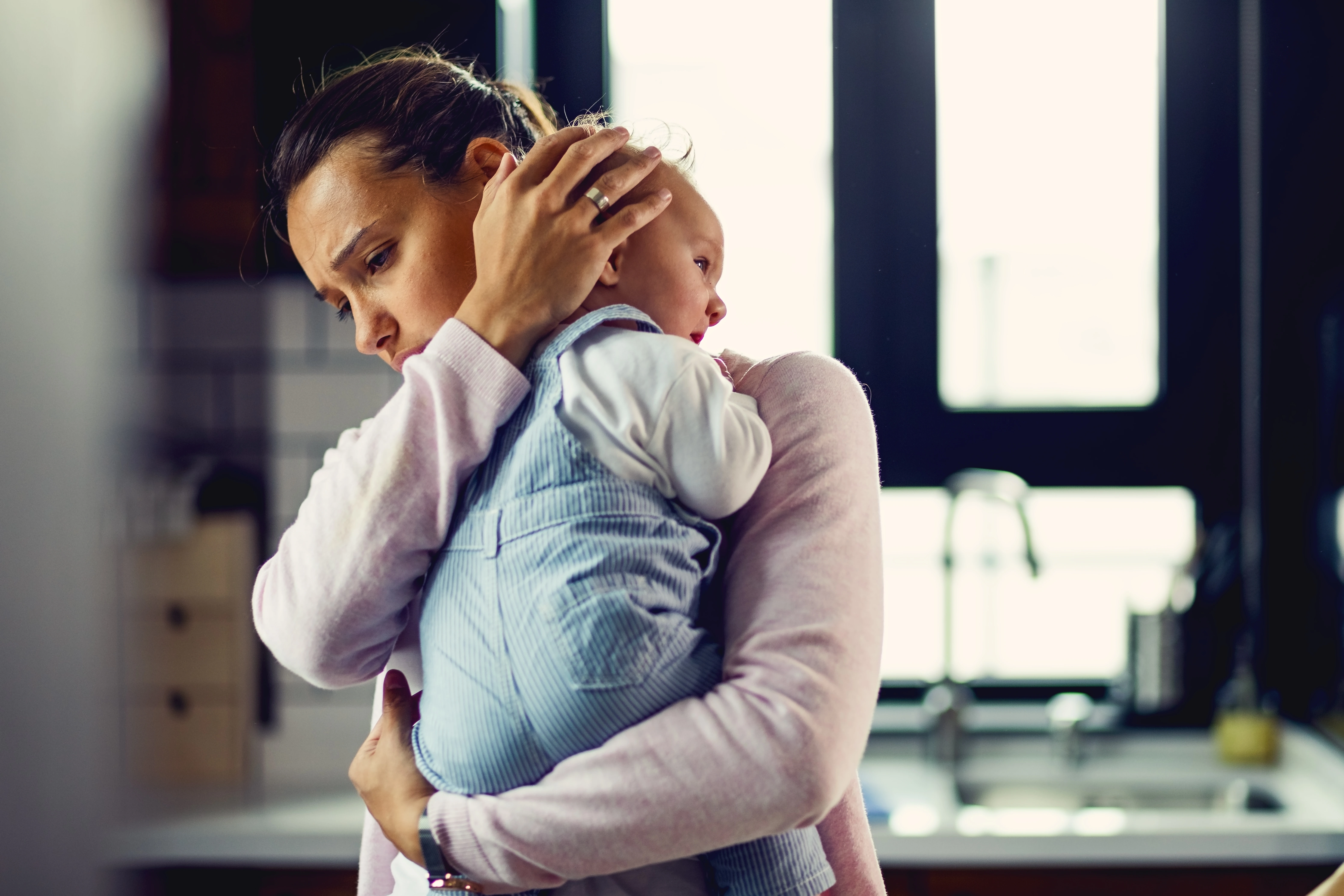 Cara Menggendongnya Salah? 7 Penyebab Anak Bayi Susah Tidur