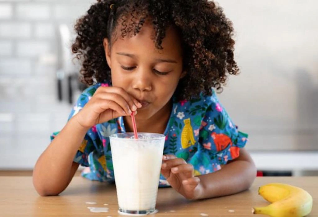 10 Manfaat Susu UHT & Efek Sampingnya untuk Si Kecil