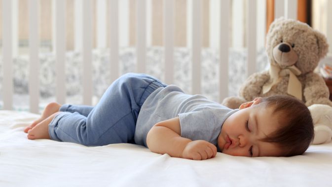 Bolehkah bayi tidur tengkurap? Simak Disini, Moms!