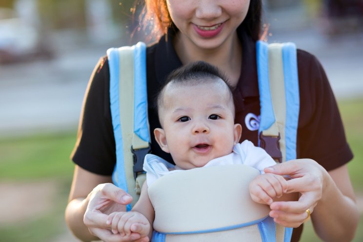 Gendongan Depan untuk Bayi Apakah Aman? Simak Ulasannya ya!