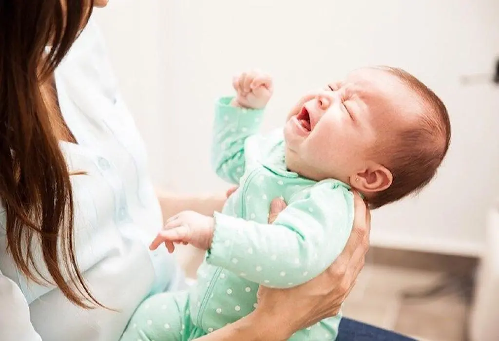 4 Cara Ampuh Redakan Bayi Rewel Setelah Imunisasi, Moms Harus Coba!