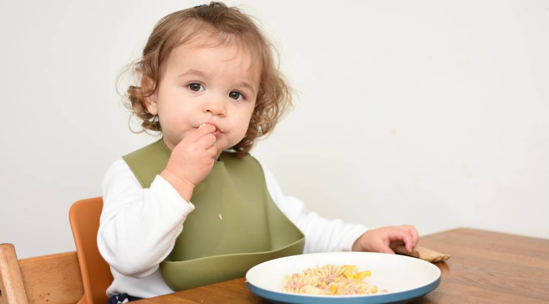 4 Fungsi Celemek Bayi Saat Si Kecil Makan. Moms Perlu tahu!