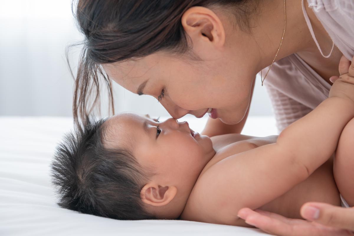 Ternyata Sentuhan Sepele Ini Bisa Meningkatkan  Kesehatan dan Emosi Bayi Secara Drastis!