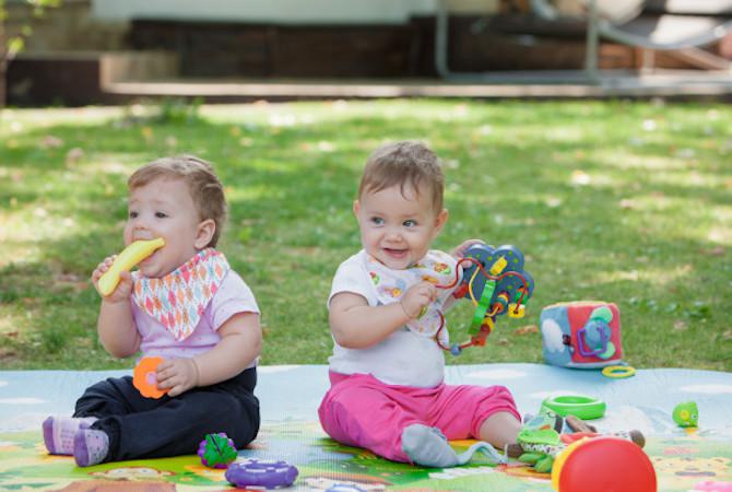 Mainan Gantung dan Rattle, Pengasah Keterampilan Motorik Bayi Enam Bulan