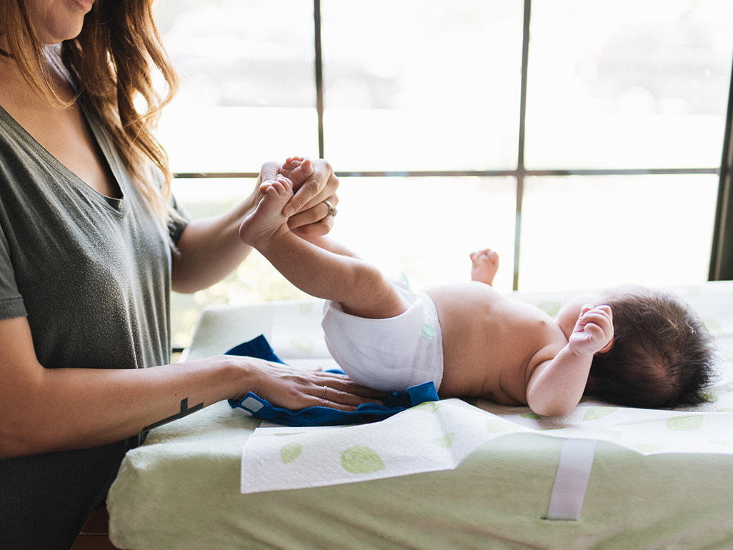 Benarkah Penyebab BAB Bayi Warna Hijau Akibat Minum Susu Formula?