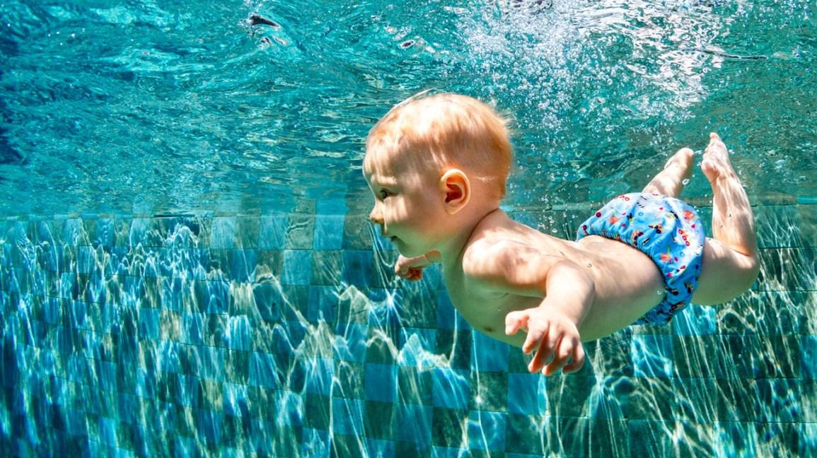 5 Tips Aman Melatih Bayi Berenang untuk Pertama kali