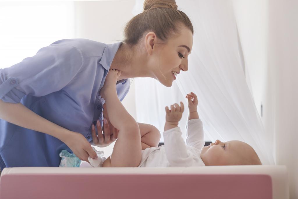 Cara Mengganti Popok Bayi dengan Benar Agar Si Kecil Bebas dari Ruam